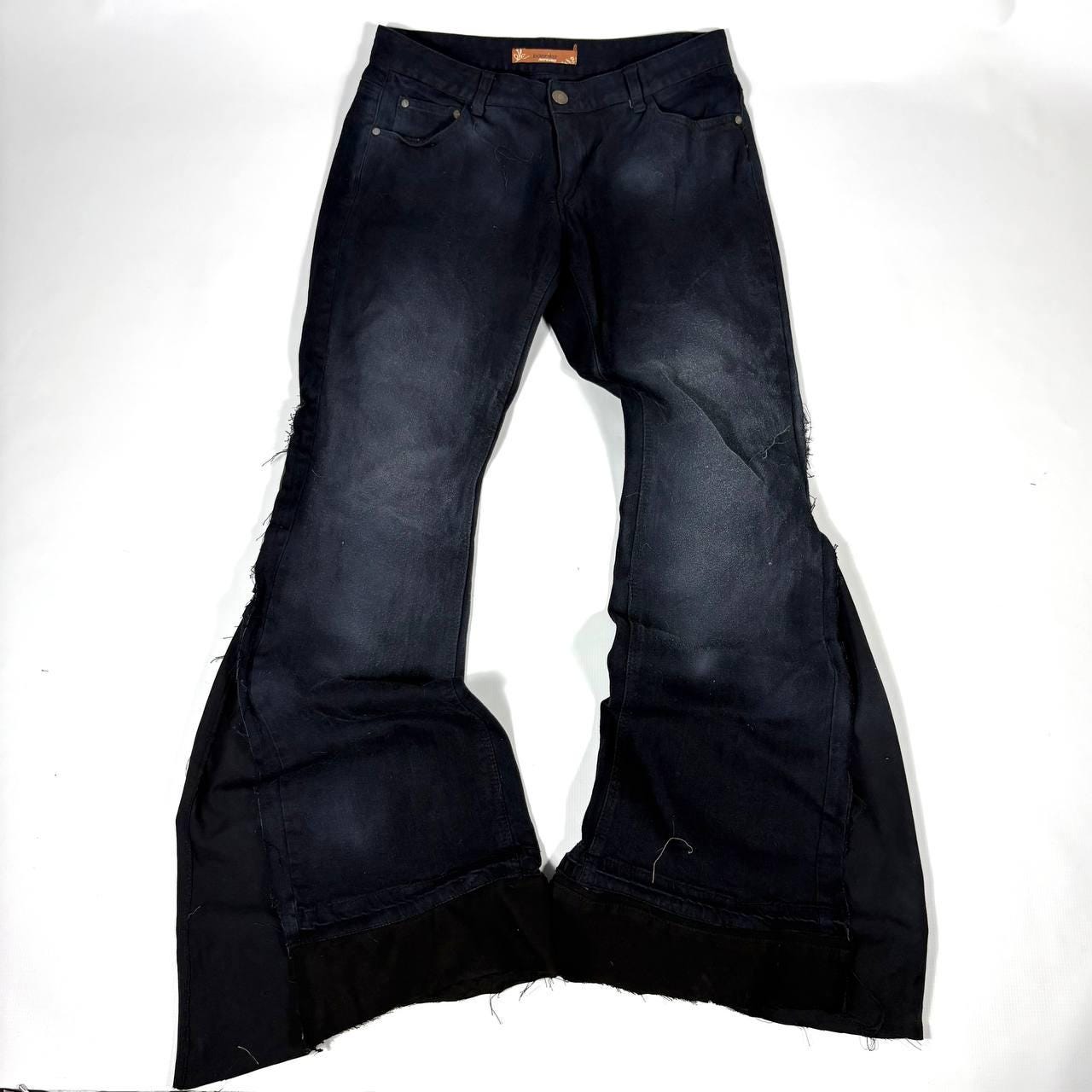 Ręcznie robione czarne rozszerzane jeansy – przetworzone spodnie gotyckie w stylu grunge z roku 2000