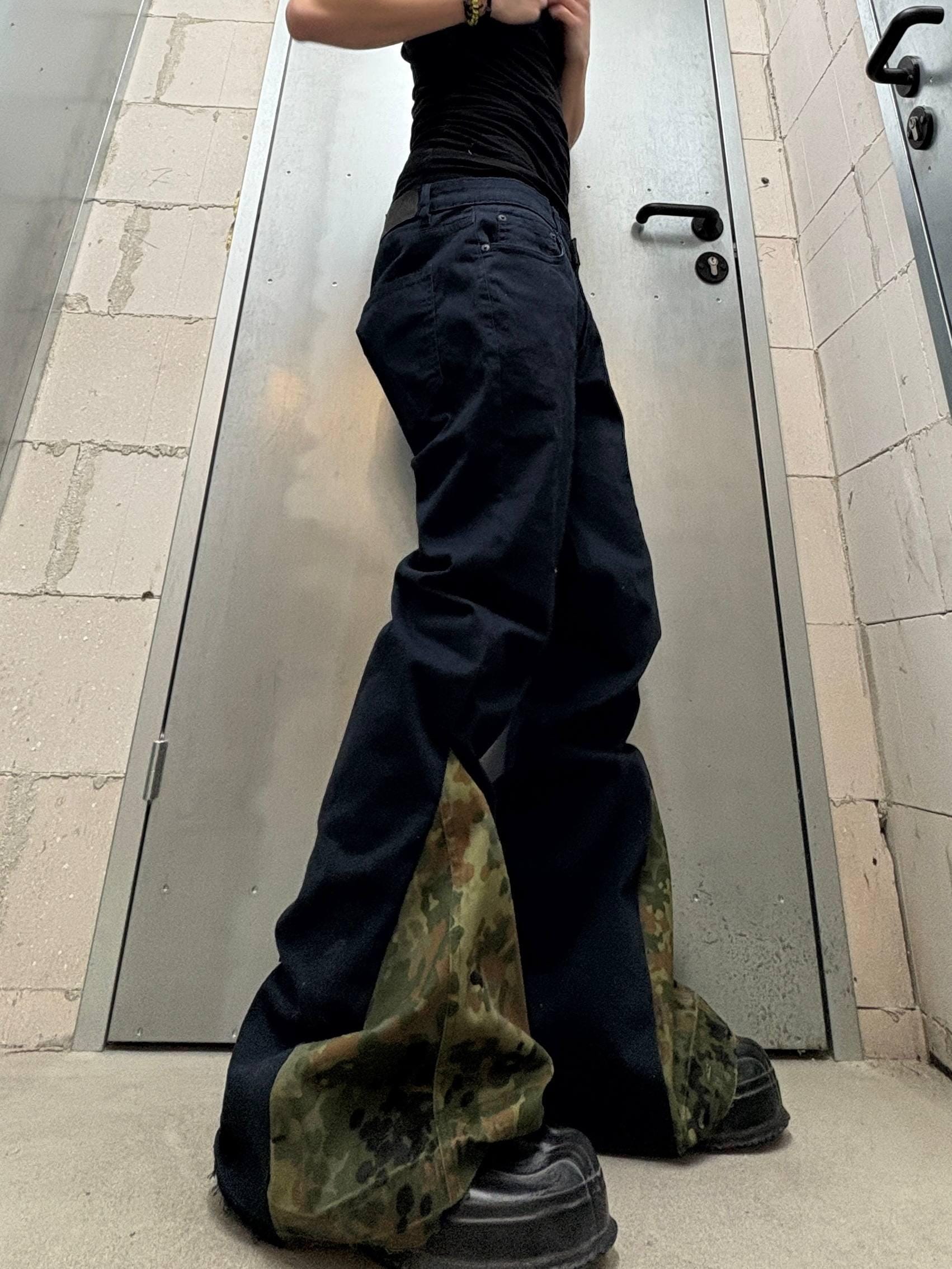 Czarne, rozkloszowane jeansy w kamuflażu, ręcznie robione: Y2K Grunge Streetwear