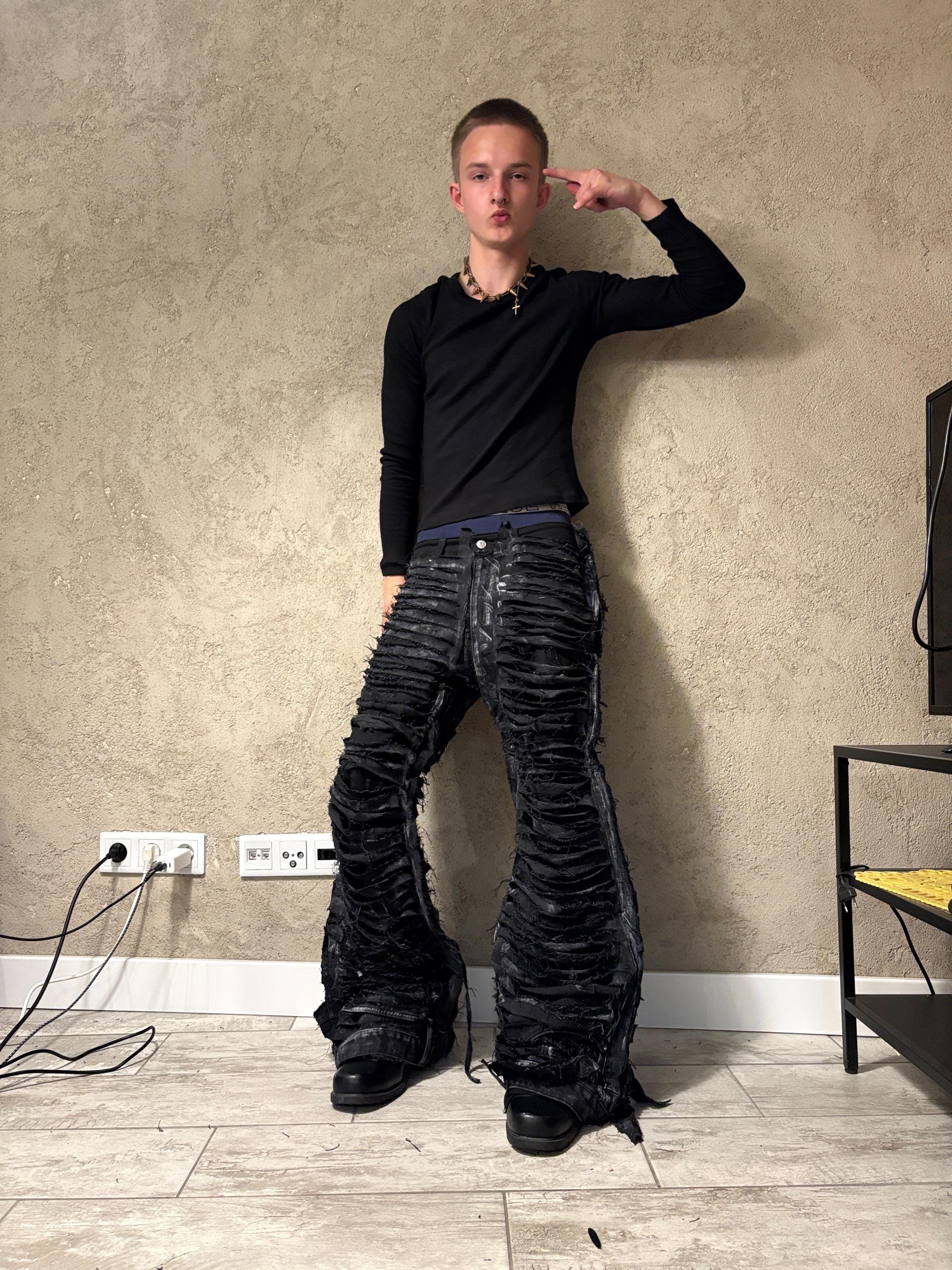 Ręcznie robione, postarzane, czarne, luźne jeansy – pełne rozdarcia na dole, punkowe, grunge'owe, streetwearowe spodnie