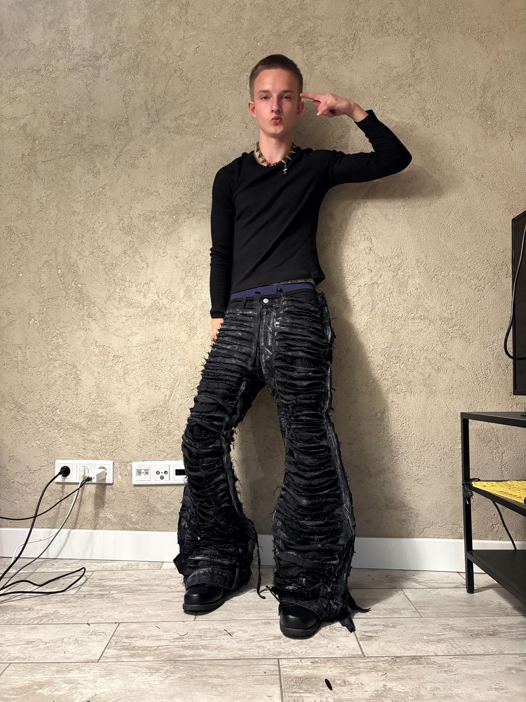 Ręcznie robione, postarzane, czarne, luźne jeansy – pełne rozdarcia na dole, punkowe, grunge'owe, streetwearowe spodnie