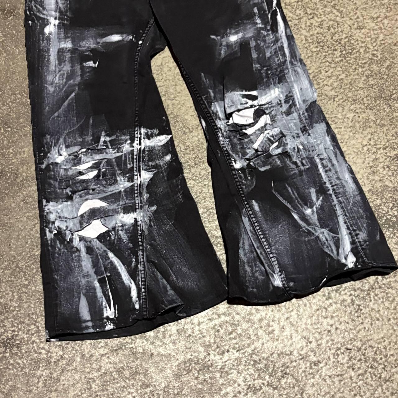 Ręcznie robione, ekstremalnie zniszczone, szerokie dżinsy – spodnie w stylu awangardowym, punkowym, gotyckim i grunge'owym