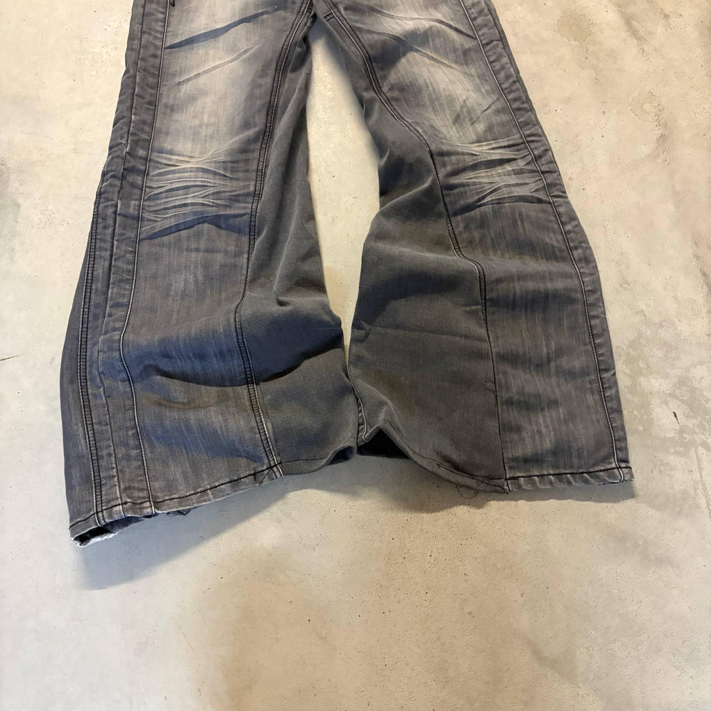 Jeansy z niskim stanem i wyblakłym szarym wykończeniem – ręcznie robione spodnie w stylu grunge z 2000 r.