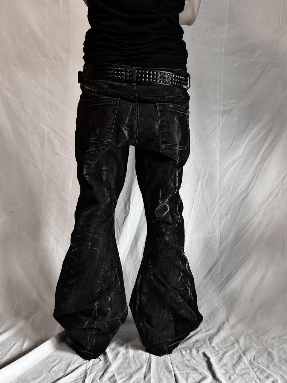 Czarne, rozszerzane jeansy – ręcznie robione, szerokie nogawki, postarzane, gotyckie, grunge'owe spodnie w stylu Y2K