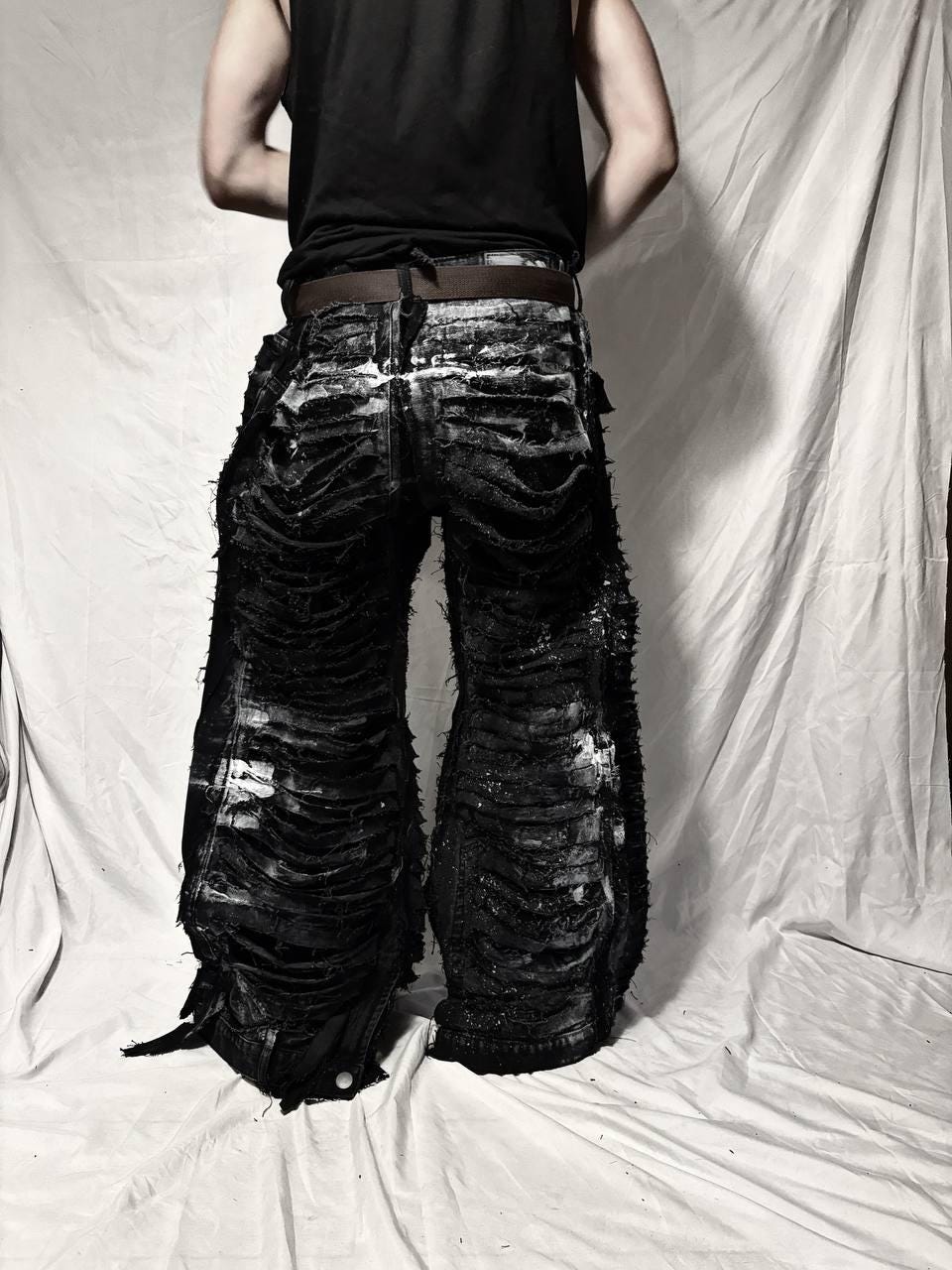 Ręcznie robione, ekstremalnie zniszczone, szerokie dżinsy – spodnie w stylu awangardowym, punkowym, gotyckim i grunge'owym