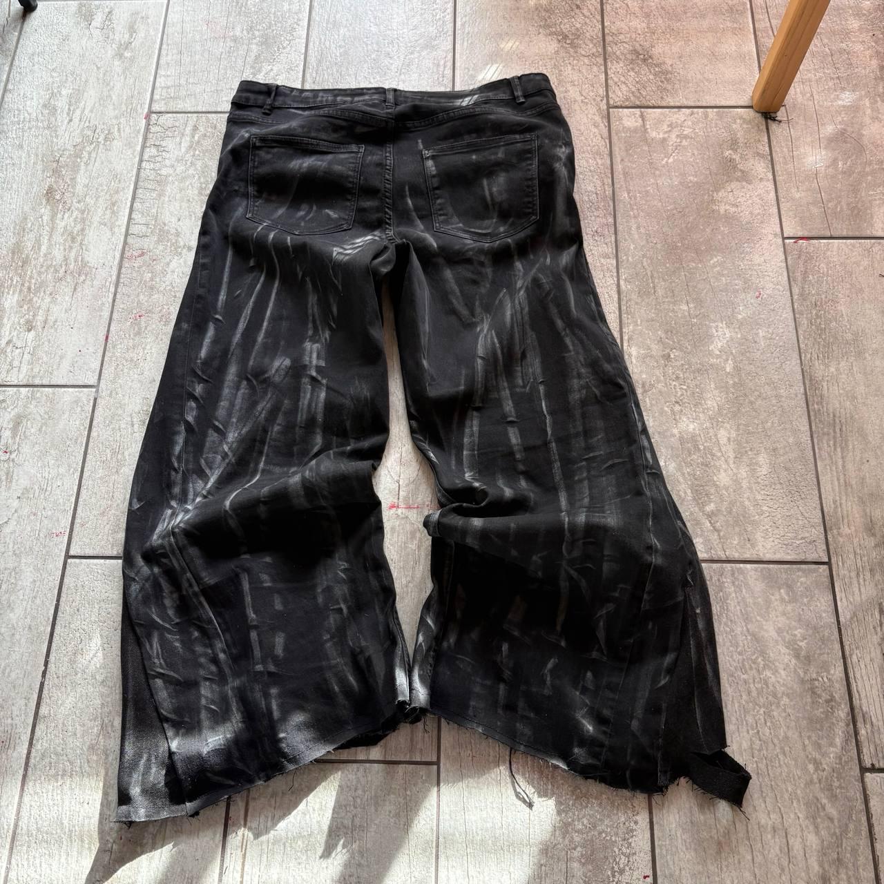 Ręcznie robione, czarne, rozkloszowane jeansy z szerokimi nogawkami w stylu gotyckim, punkowym i grunge'owym