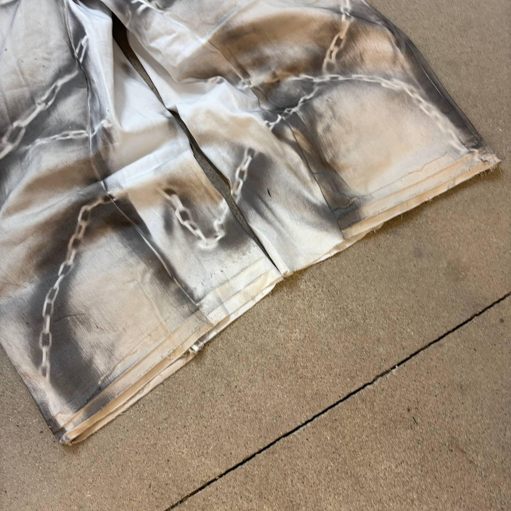 Białe, szerokie, wzorzyste jeansy – ręcznie robione spodnie w stylu gotyckim i grunge z lat 2000