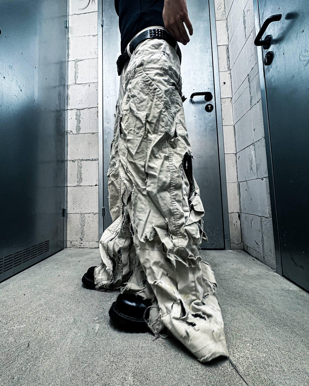 Zniszczone białe dżinsy z szerokimi nogawkami: gotycki, grunge'owy streetwear w stylu Y2K