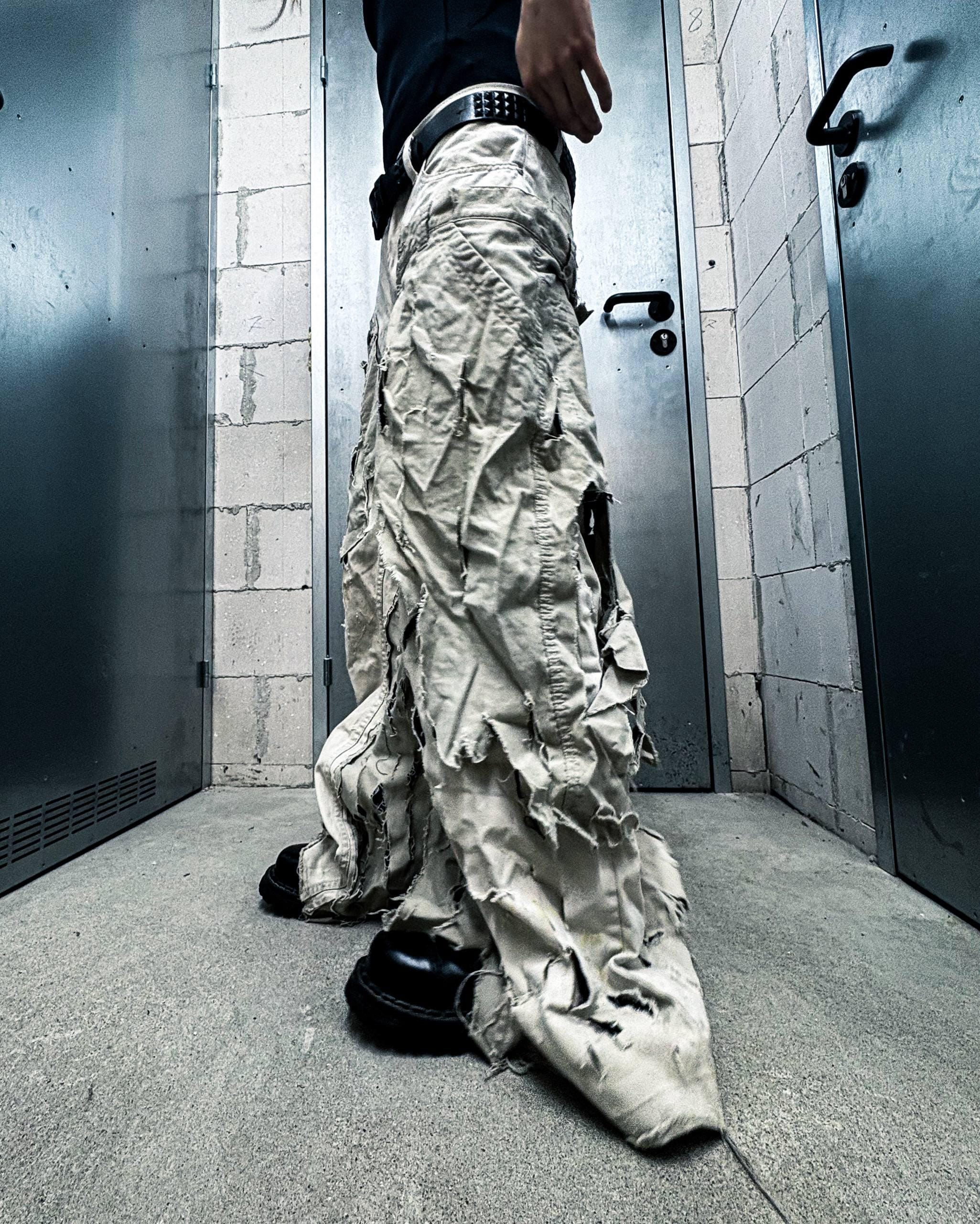 Zniszczone białe dżinsy z szerokimi nogawkami: gotycki, grunge'owy streetwear w stylu Y2K