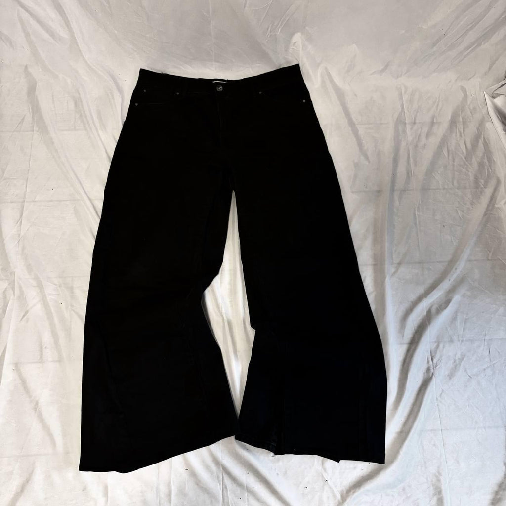 Ręcznie robione czarne rozszerzane jeansy typu baggy: odzież uliczna w stylu gotyckim i punkowym z epoki Y2K