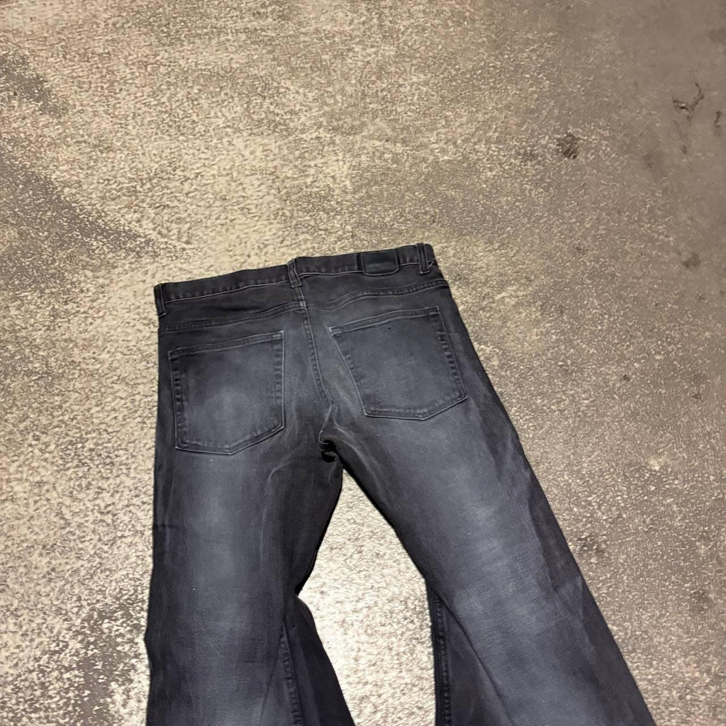 Ręcznie robione, czarne, malowane, rozszerzane jeansy: spodnie gotyckie w stylu grunge z 2000 r.