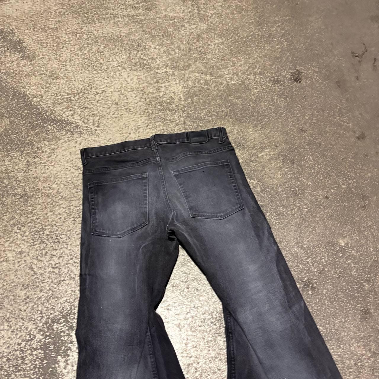 Ręcznie robione, czarne, malowane, rozszerzane jeansy: spodnie gotyckie w stylu grunge z 2000 r.