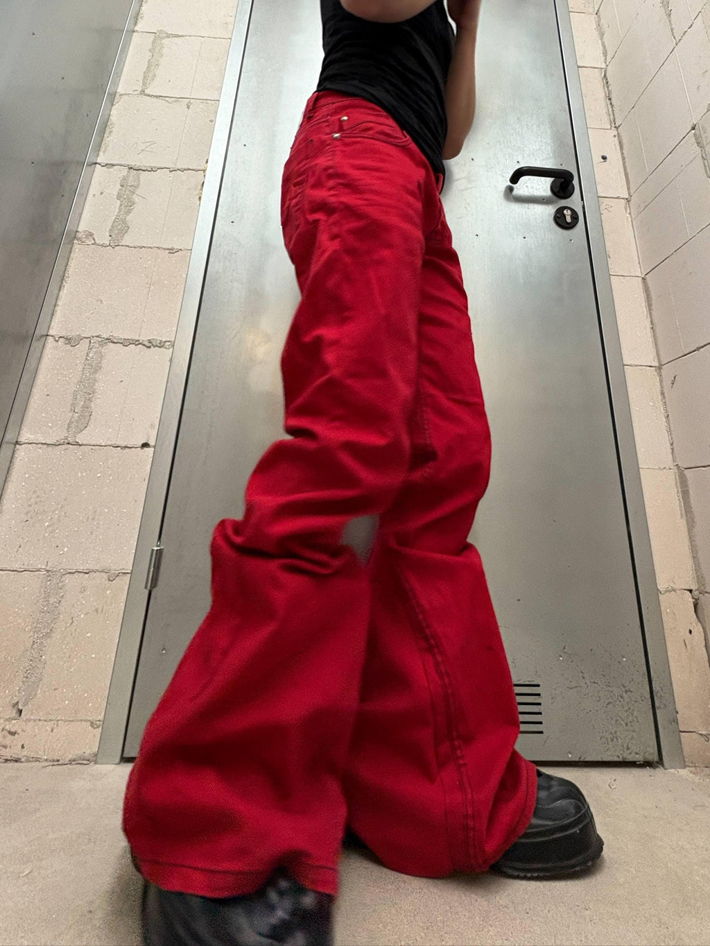 czerwone jeansy z rozszerzanymi nogawkami – ręcznie robione spodnie streetwearowe w stylu grunge z rocznika 2000