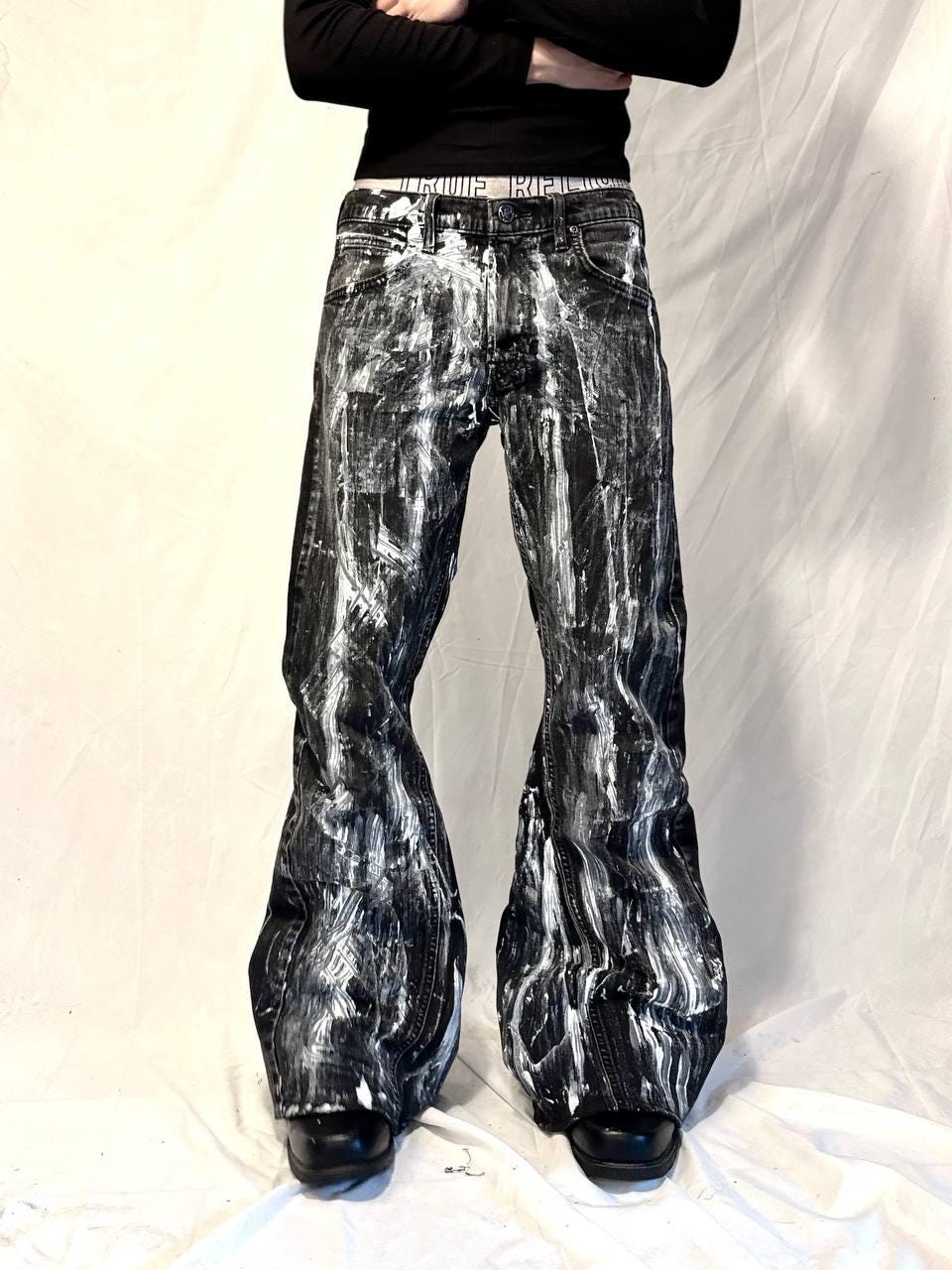 Malowane ręcznie czarne jeansy z szerokimi nogawkami – spodnie baggy streetwear w stylu grunge punk goth