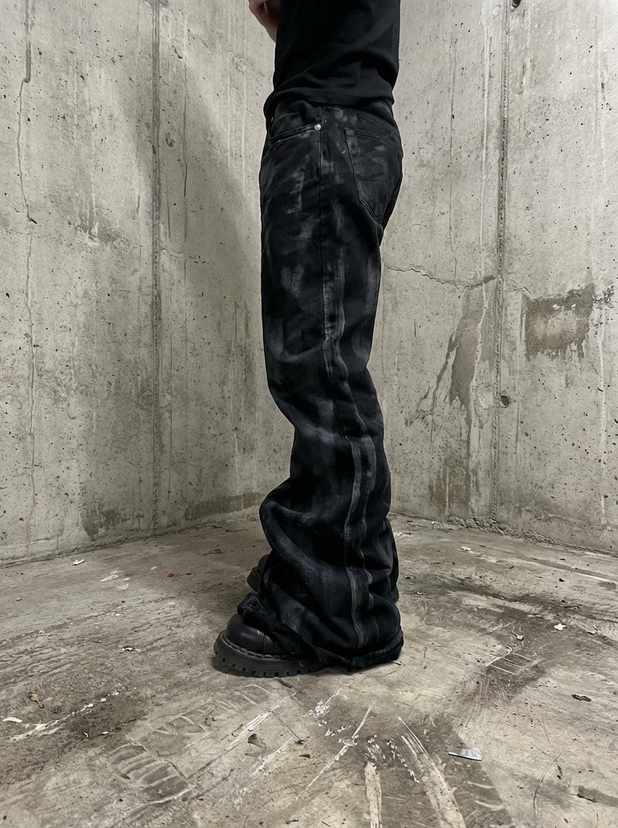 Czarne, woskowane, dzwony, ręcznie robione: Y2K Grunge Streetwear