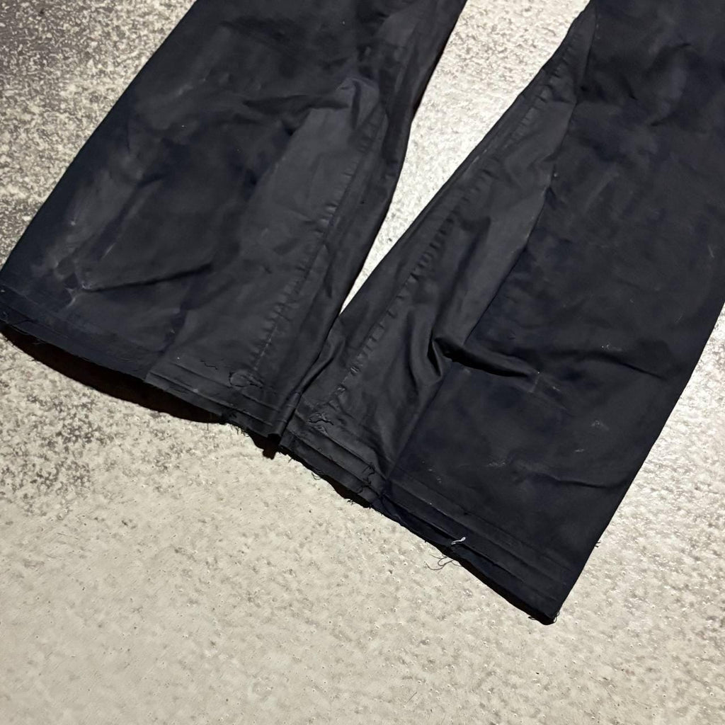 Ręcznie robione, czarne, malowane, rozszerzane jeansy: spodnie gotyckie w stylu grunge z 2000 r.