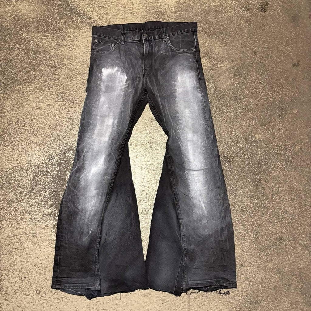 Ręcznie robione, czarne, malowane, rozszerzane jeansy: spodnie gotyckie w stylu grunge z 2000 r.