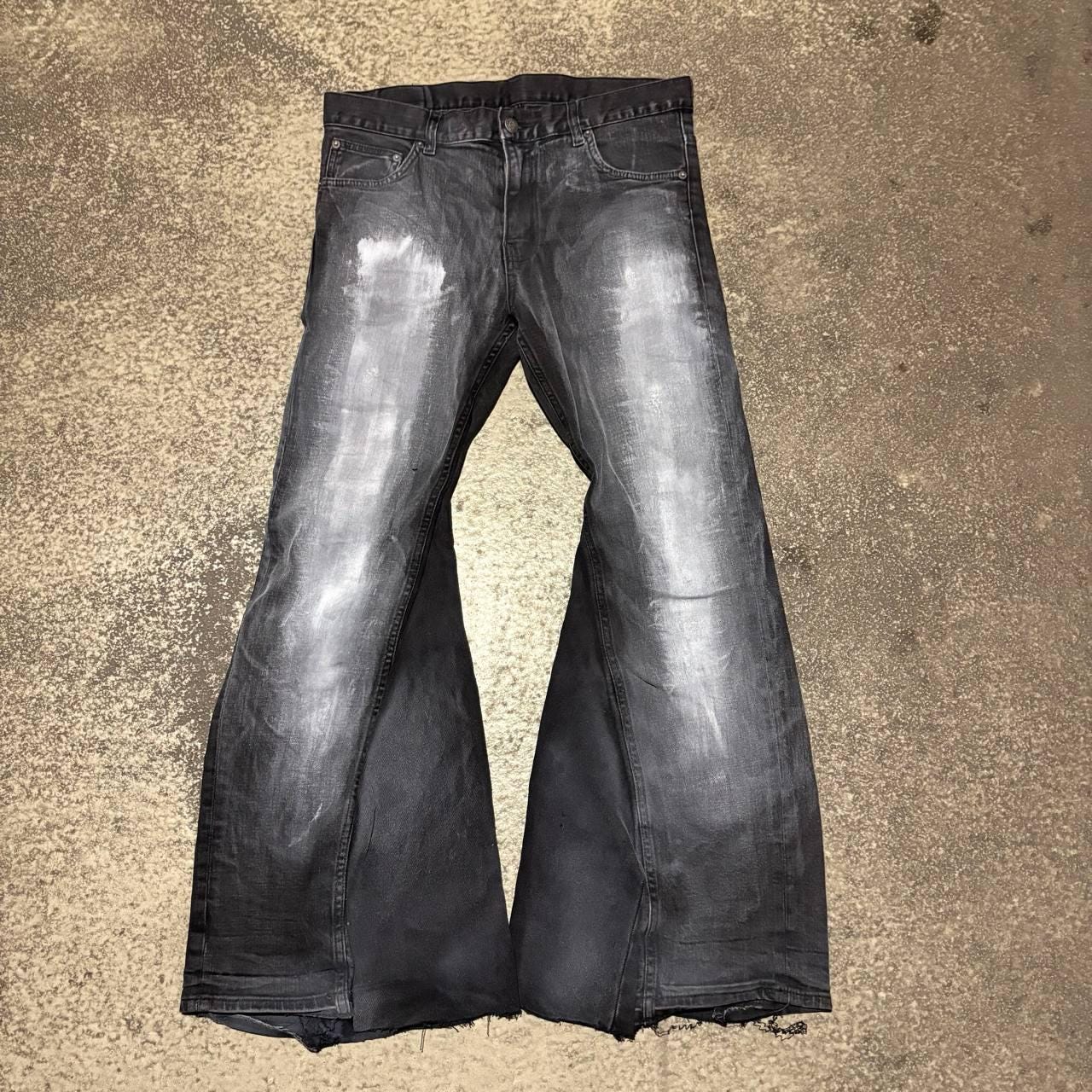 Ręcznie robione, czarne, malowane, rozszerzane jeansy: spodnie gotyckie w stylu grunge z 2000 r.