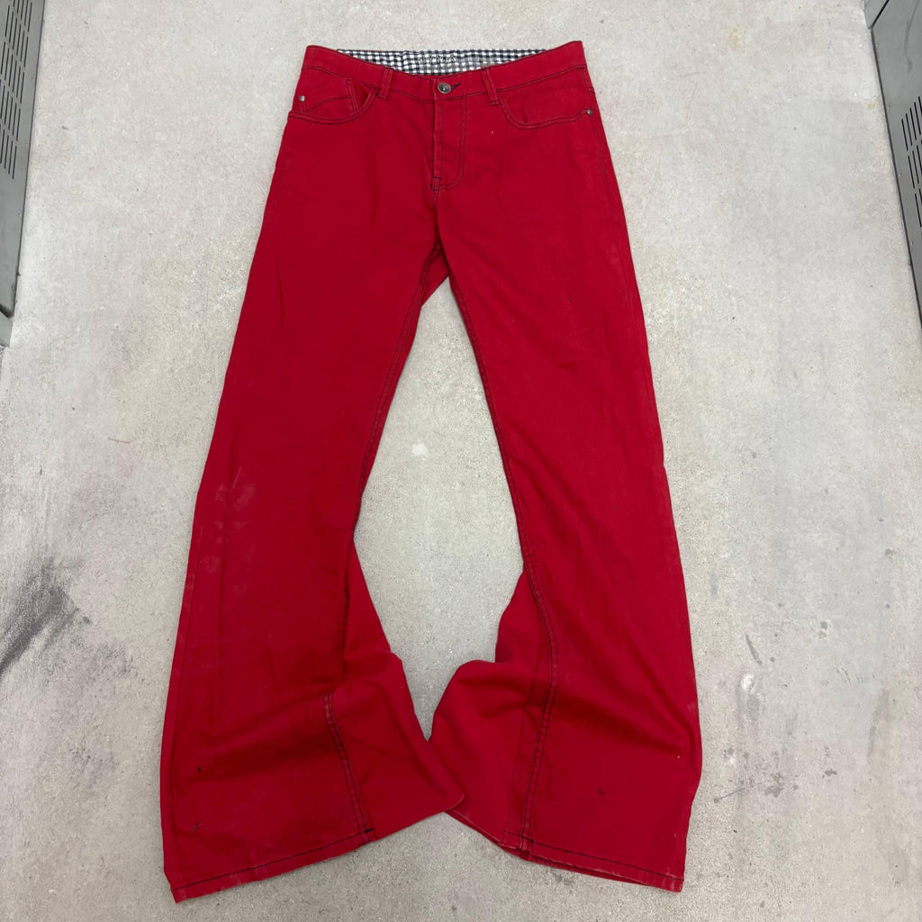 czerwone jeansy z rozszerzanymi nogawkami – ręcznie robione spodnie streetwearowe w stylu grunge z rocznika 2000