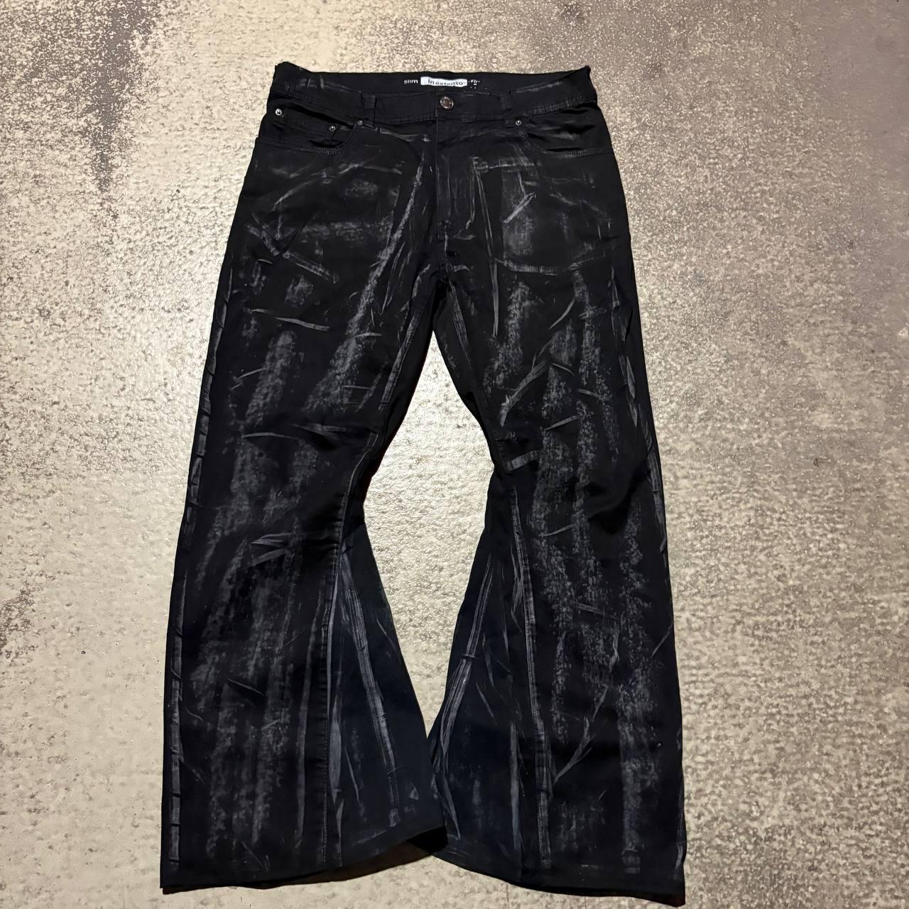 Czarne, woskowane, dzwony, ręcznie robione: Y2K Grunge Streetwear