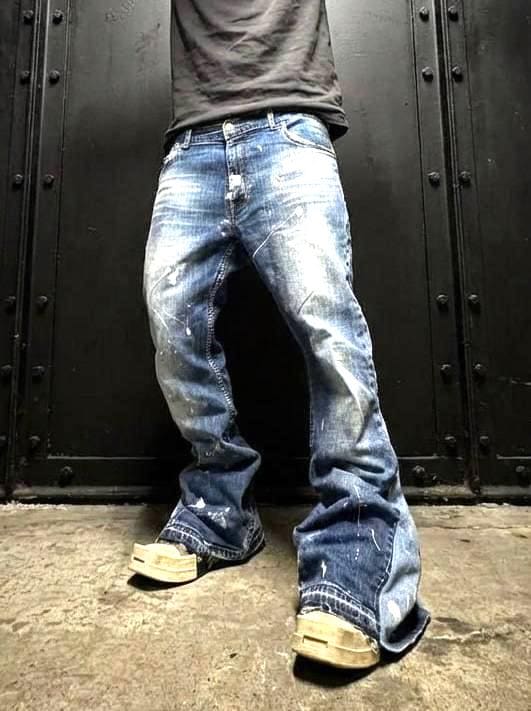 Jasnoniebieskie, spersonalizowane spodnie z szerokimi nogawkami: ręcznie robiony denim w stylu grunge