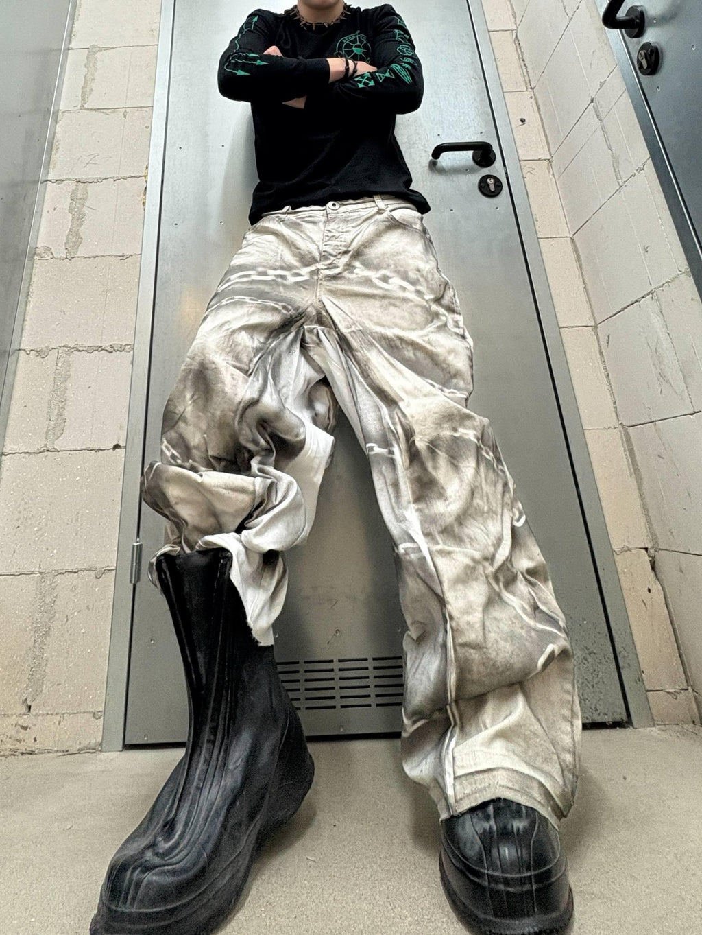 Białe, szerokie jeansy z nadrukiem: Y2K Goth Grunge Streetwear