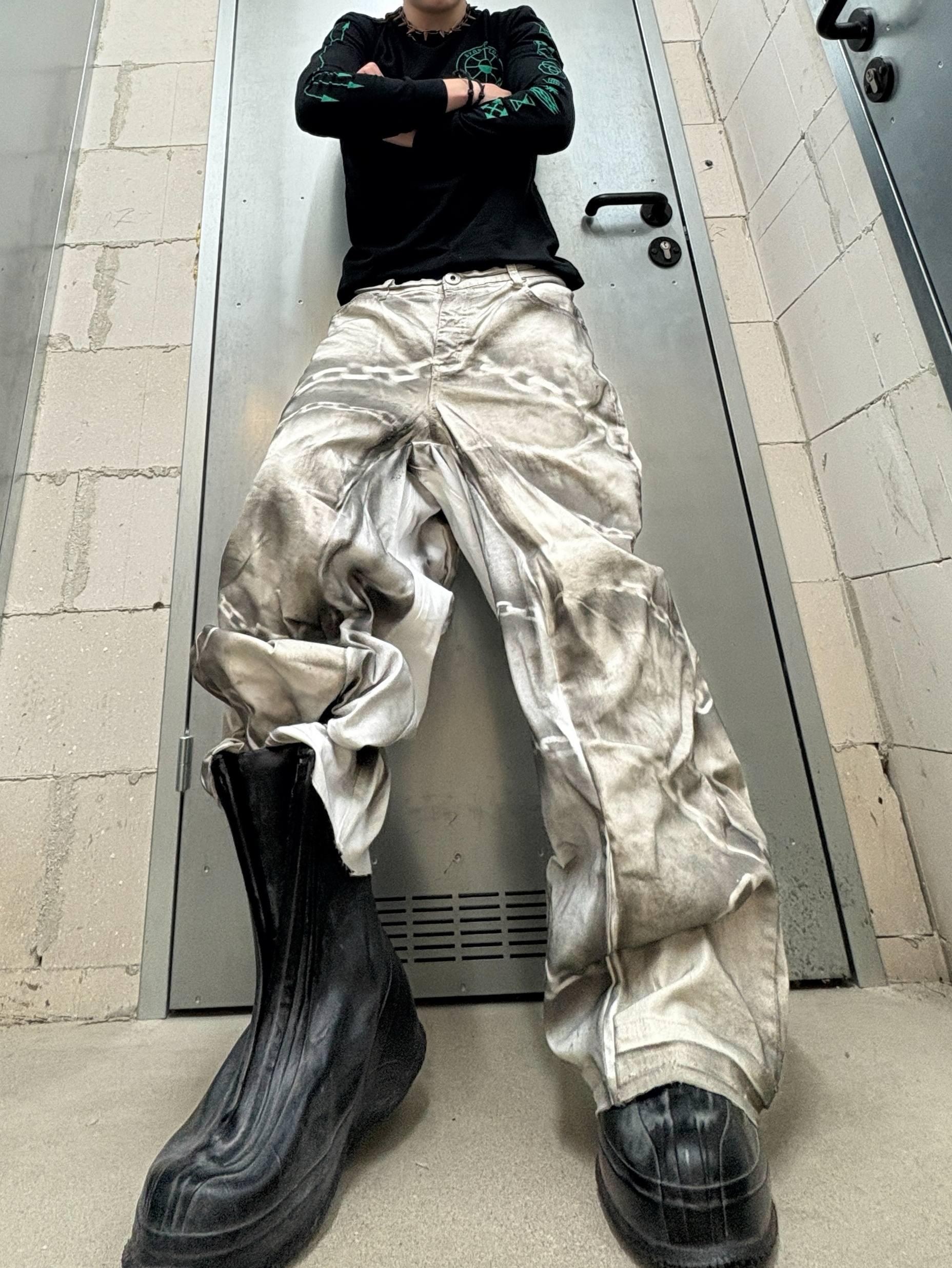 Białe, szerokie jeansy z nadrukiem: Y2K Goth Grunge Streetwear