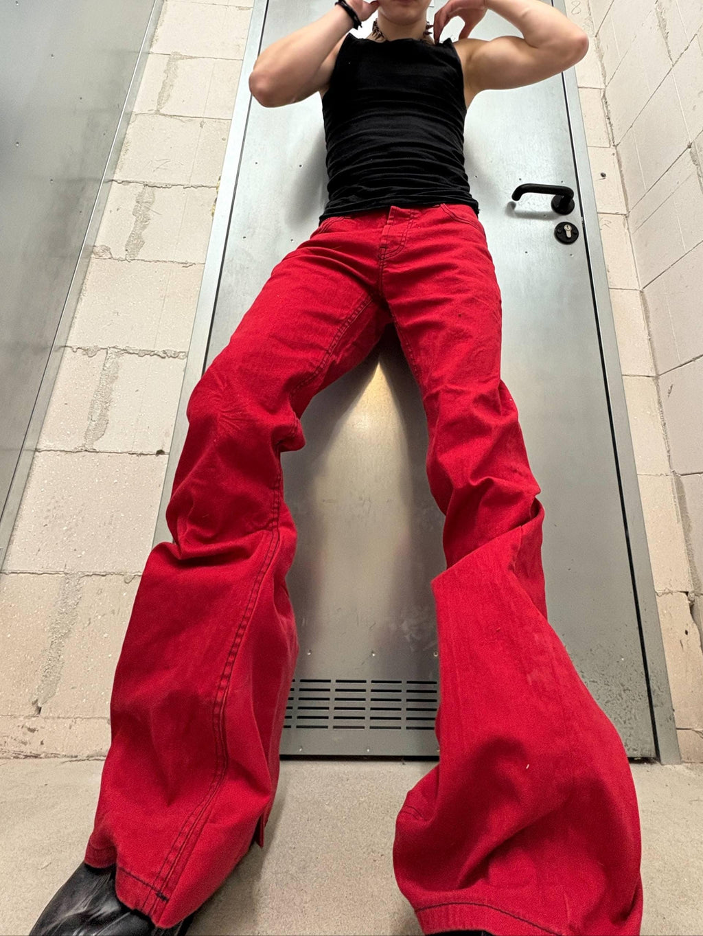 czerwone jeansy z rozszerzanymi nogawkami – ręcznie robione spodnie streetwearowe w stylu grunge z rocznika 2000