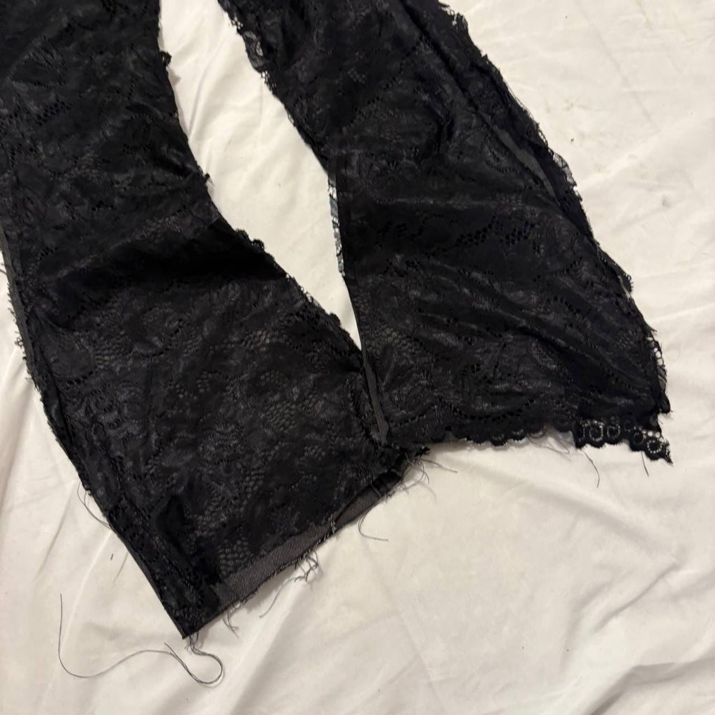 Ręcznie robione, postarzane, czarne, luźne jeansy – pełne rozdarcia na dole, punkowe, grunge'owe, streetwearowe spodnie