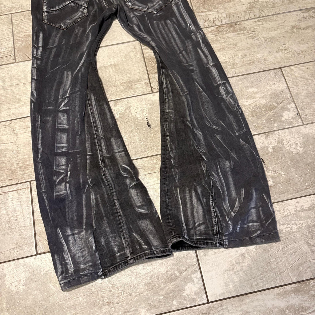 Woskowane czarne jeansy z szerokimi nogawkami: ręcznie robiona odzież uliczna w stylu gotyckim i punkowym