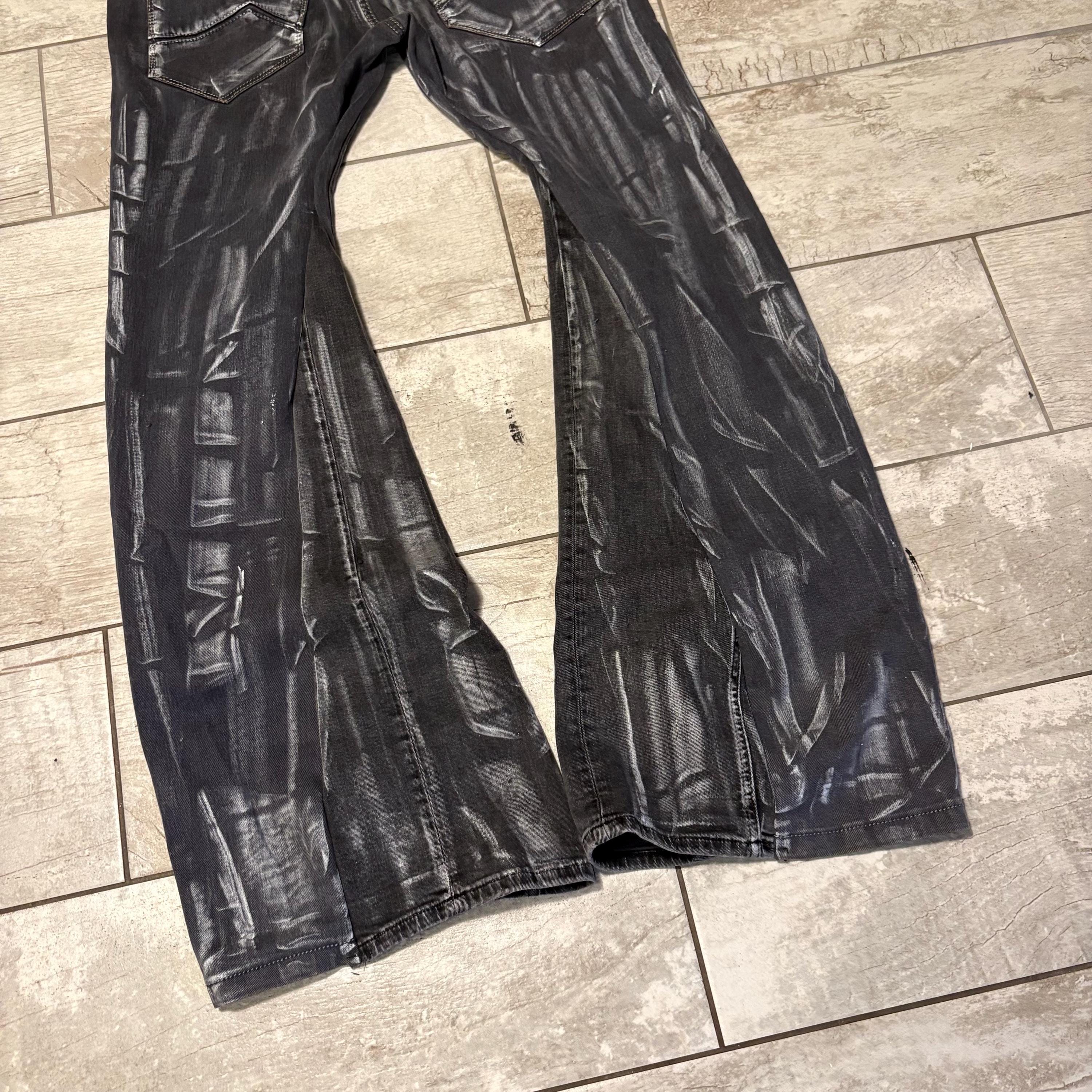 Woskowane czarne jeansy z szerokimi nogawkami: ręcznie robiona odzież uliczna w stylu gotyckim i punkowym