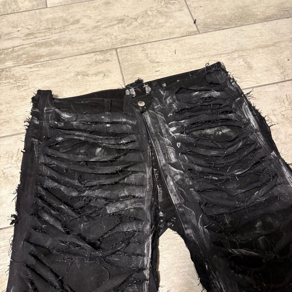 Ręcznie robione, postarzane, czarne, luźne jeansy – pełne rozdarcia na dole, punkowe, grunge'owe, streetwearowe spodnie