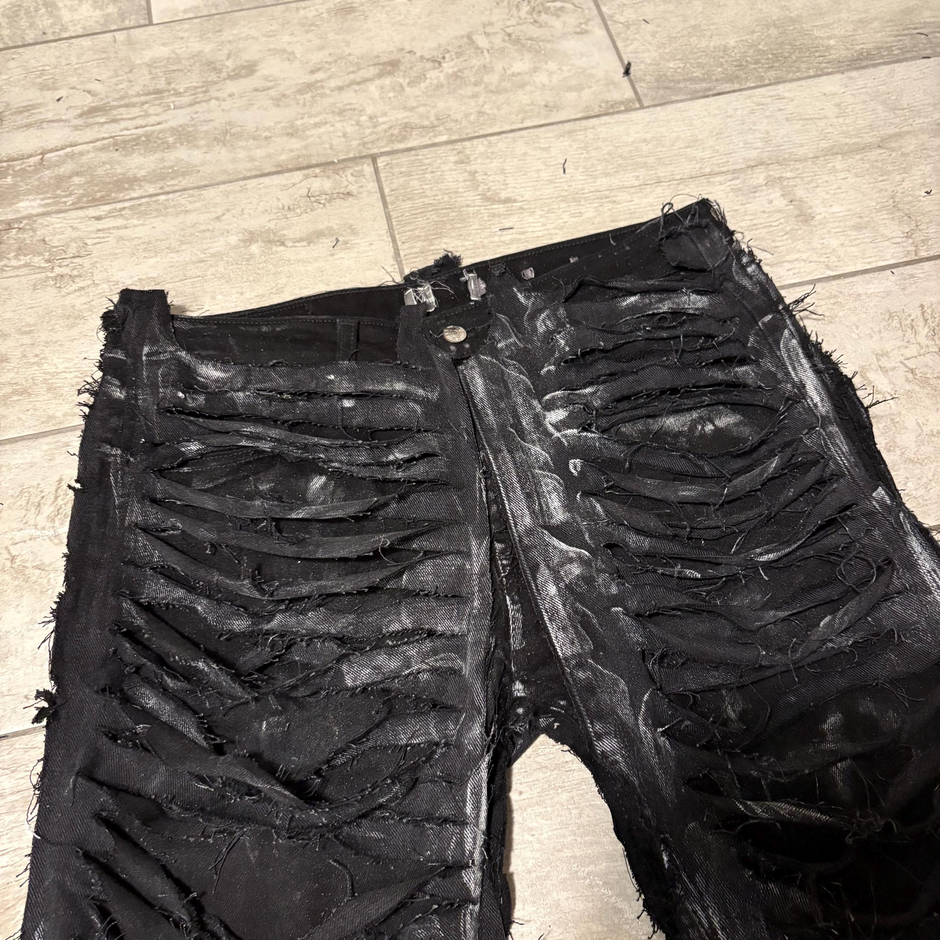 Ręcznie robione, postarzane, czarne, luźne jeansy – pełne rozdarcia na dole, punkowe, grunge'owe, streetwearowe spodnie