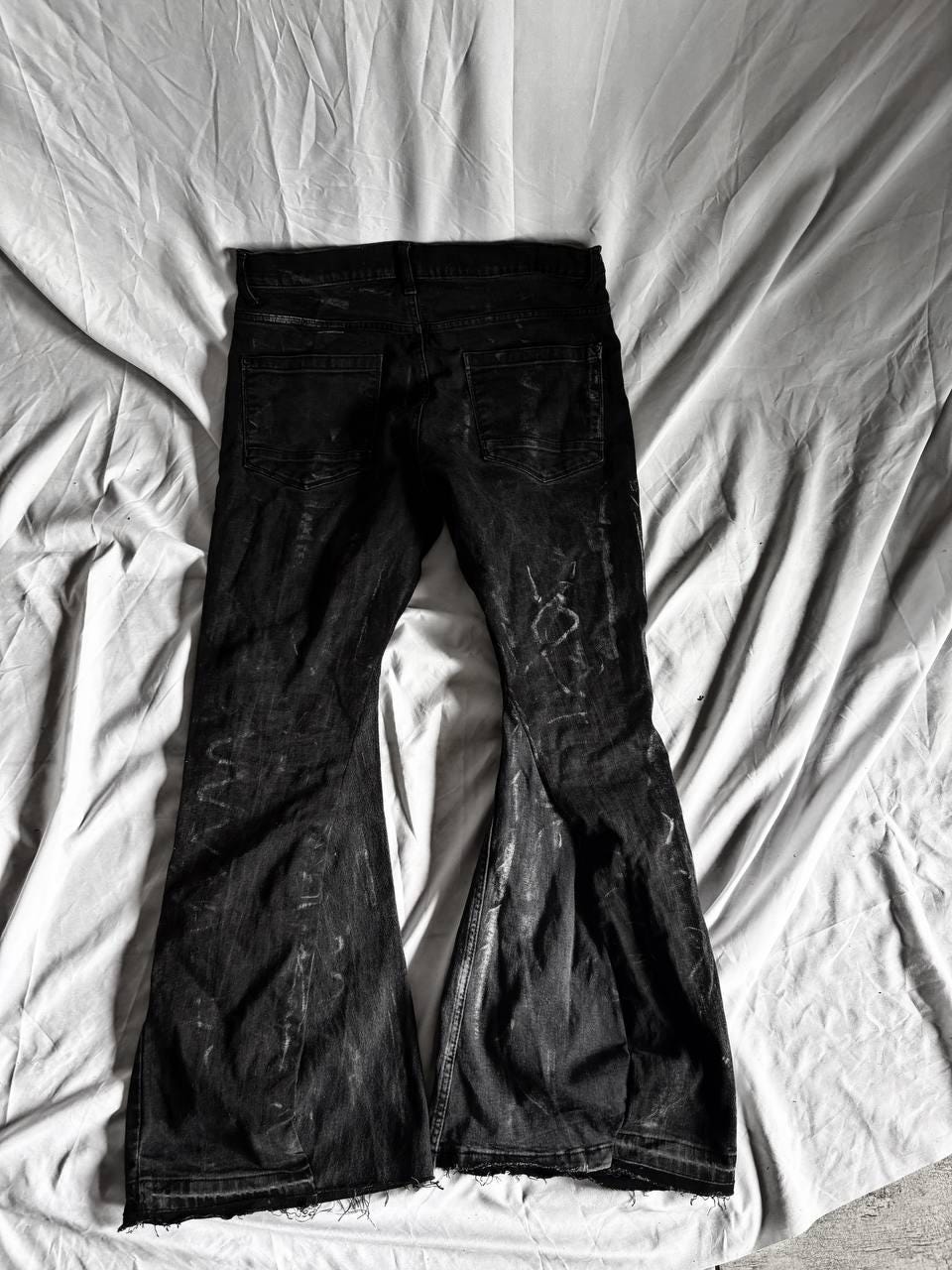 Czarne, rozszerzane jeansy – ręcznie robione, szerokie nogawki, postarzane, gotyckie, grunge'owe spodnie w stylu Y2K