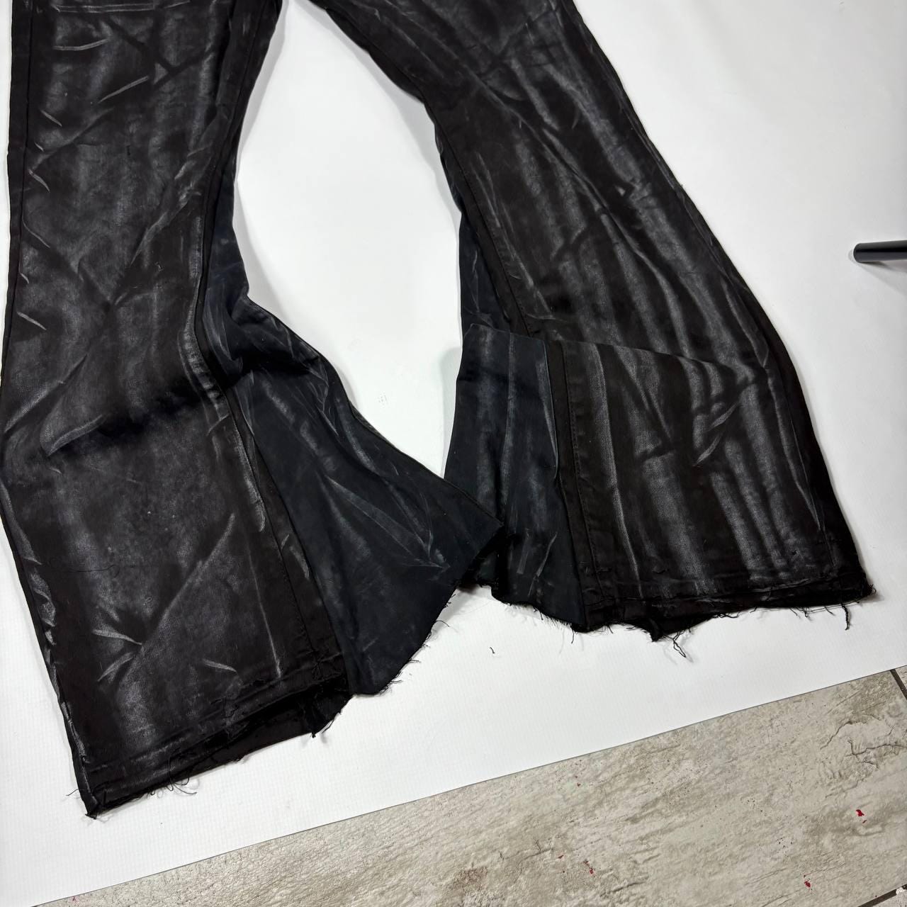 Ręcznie robione czarne woskowane rozszerzane jeansy: Streetwear w stylu grunge z epoki Y2K