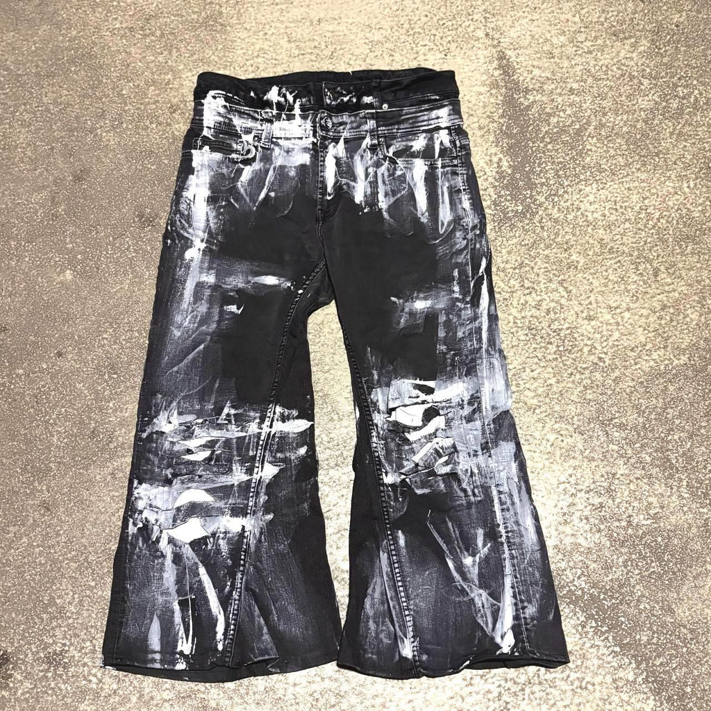 Ręcznie robione, ekstremalnie zniszczone, szerokie dżinsy – spodnie w stylu awangardowym, punkowym, gotyckim i grunge'owym