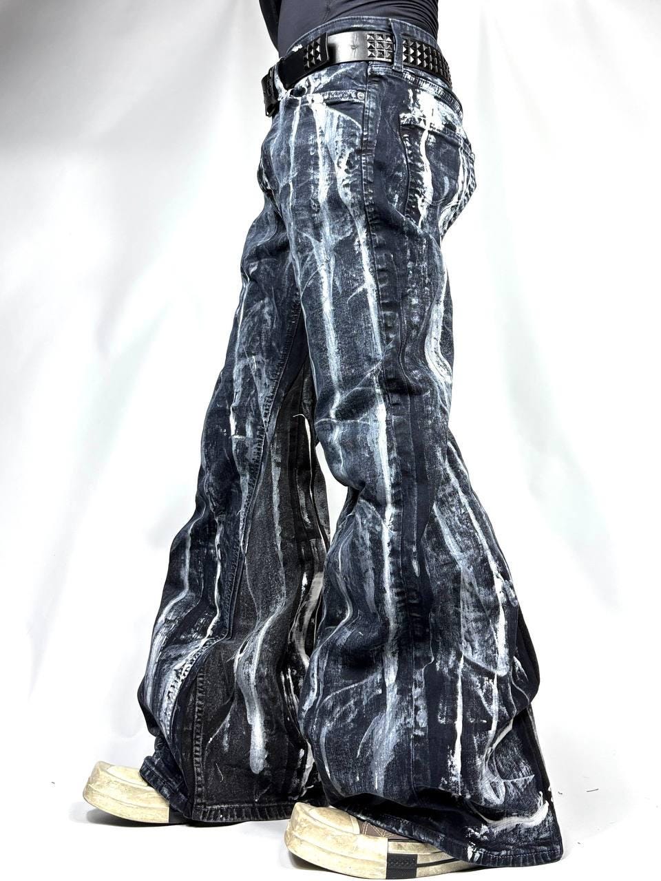 Ręcznie malowane rozszerzane jeansy: Y2K Goth Grunge Alt Streetwear
