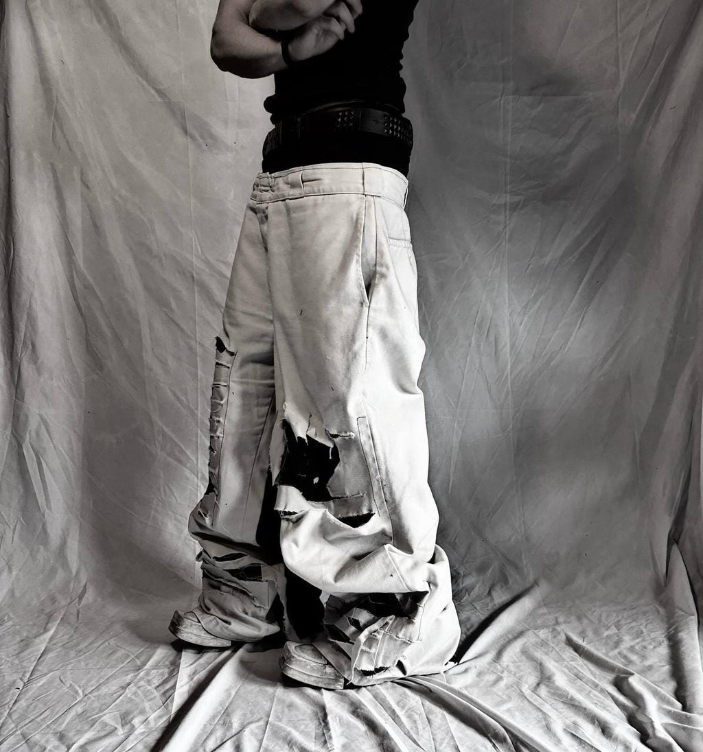 Znoszone białe jeansy z szerokimi nogawkami: Grunge Goth Y2K