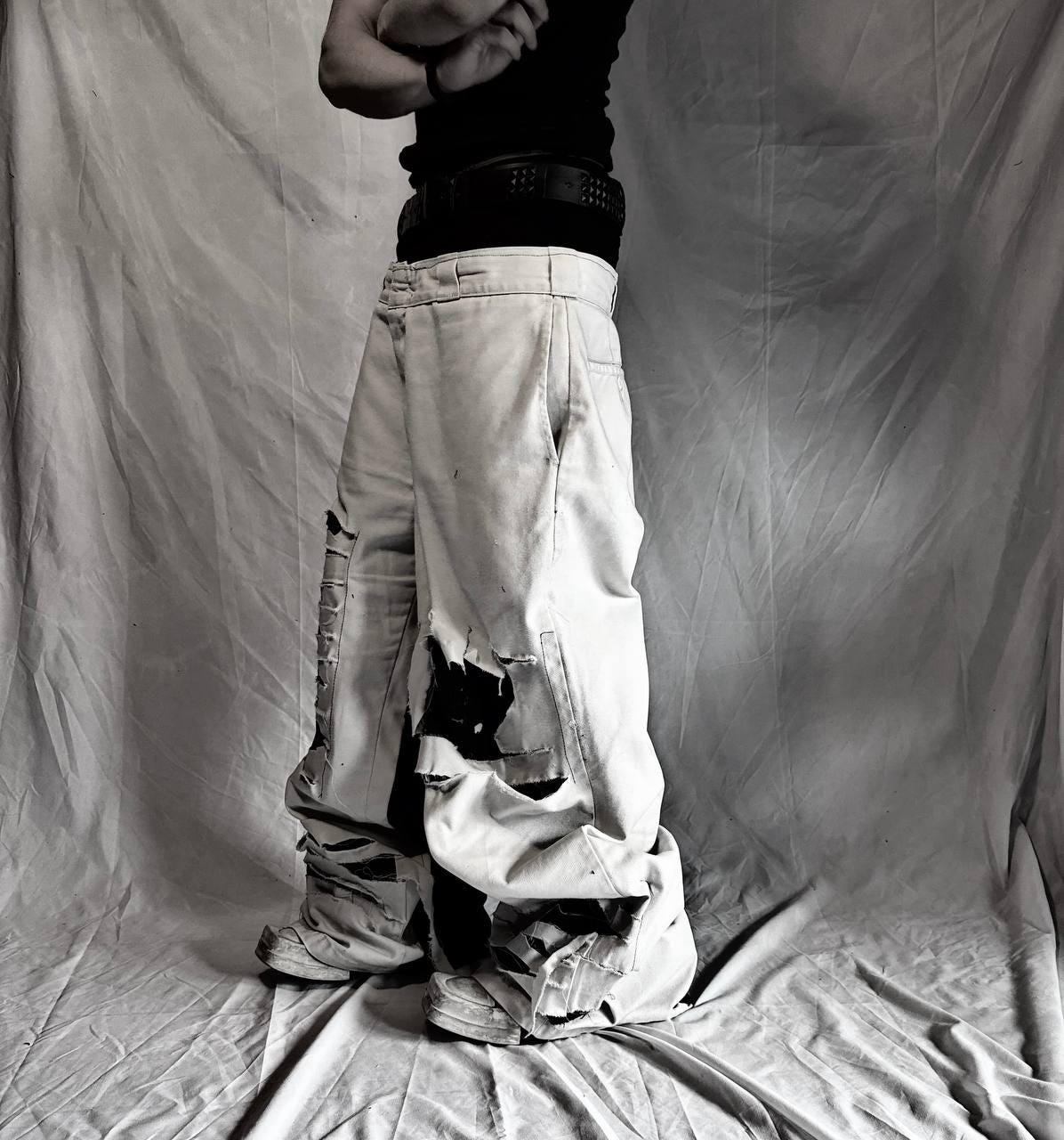 Znoszone białe jeansy z szerokimi nogawkami: Grunge Goth Y2K