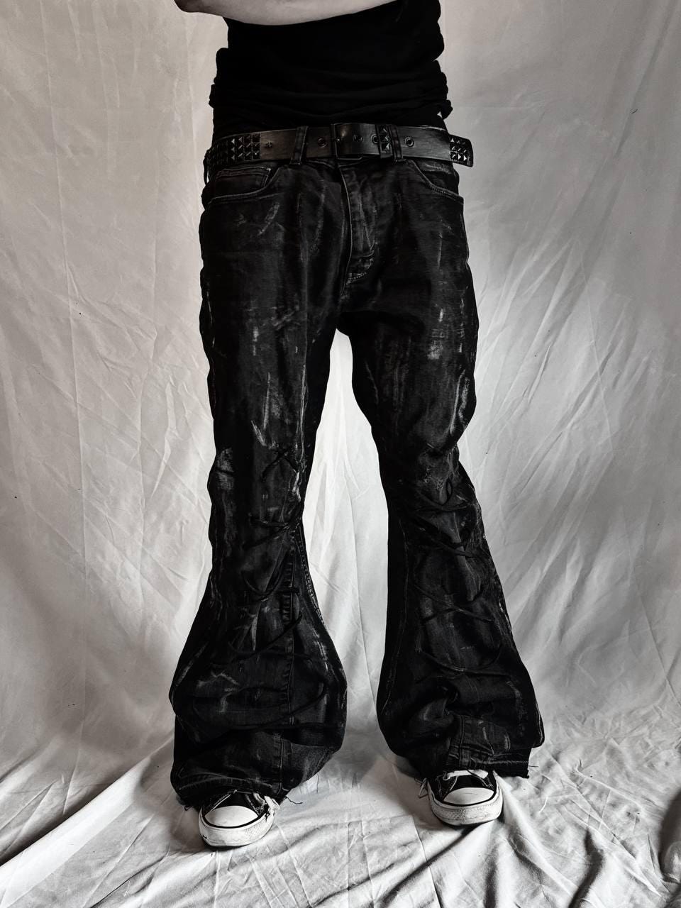 Czarne, rozszerzane jeansy – ręcznie robione, szerokie nogawki, postarzane, gotyckie, grunge'owe spodnie w stylu Y2K