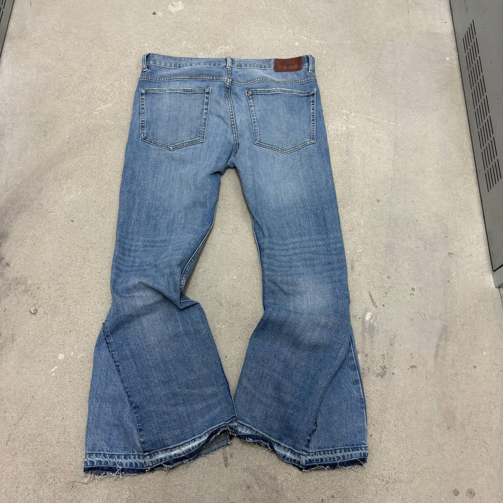 Jasnoniebieskie, spersonalizowane spodnie z szerokimi nogawkami: ręcznie robiony denim w stylu grunge