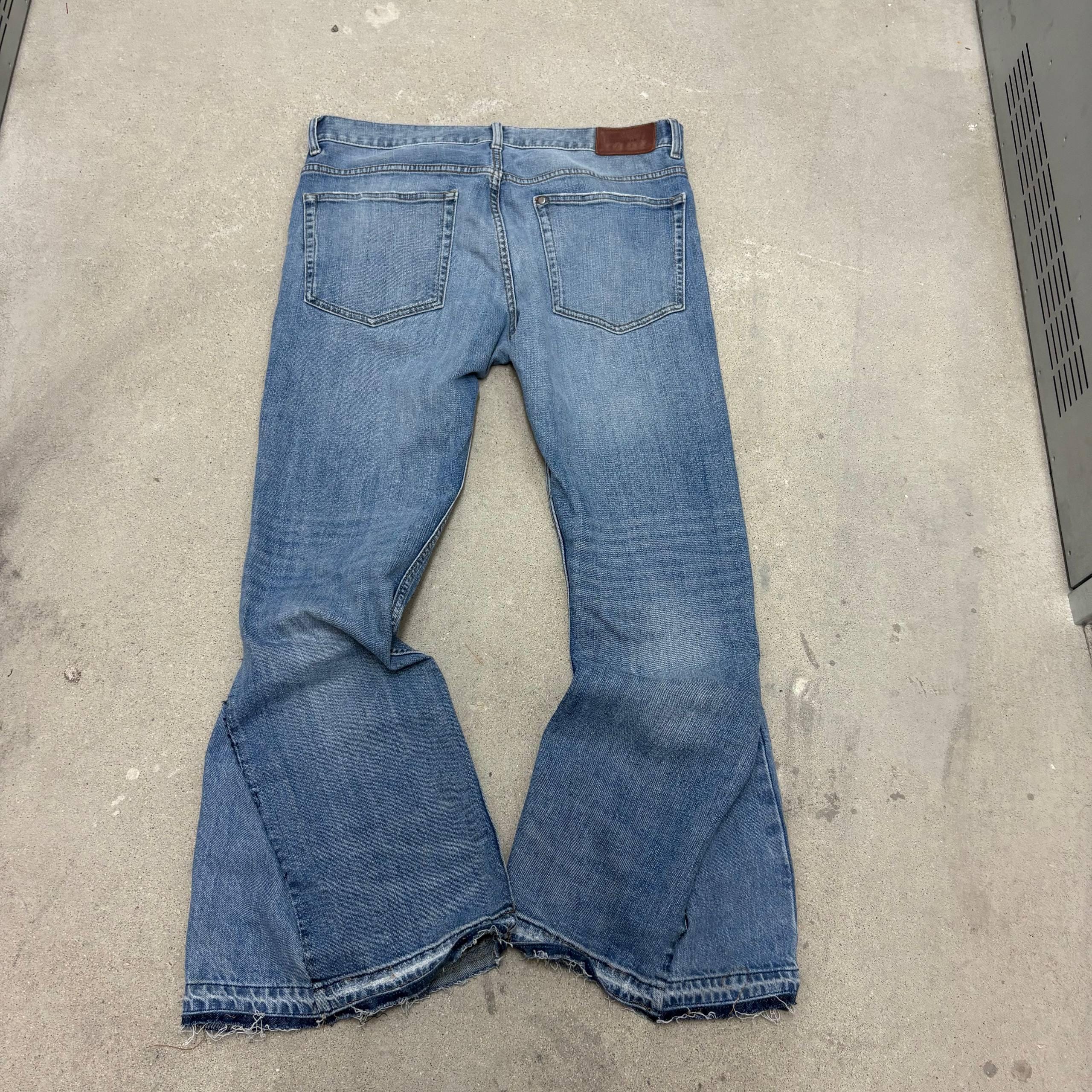 Jasnoniebieskie, spersonalizowane spodnie z szerokimi nogawkami: ręcznie robiony denim w stylu grunge