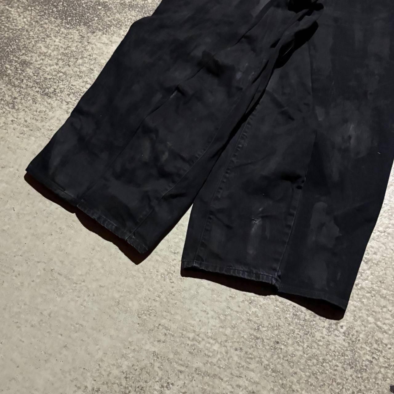 Ręcznie robione czarne jeansy dzwony w kamuflażu: spodnie gotyckie w stylu grunge z 2000 roku