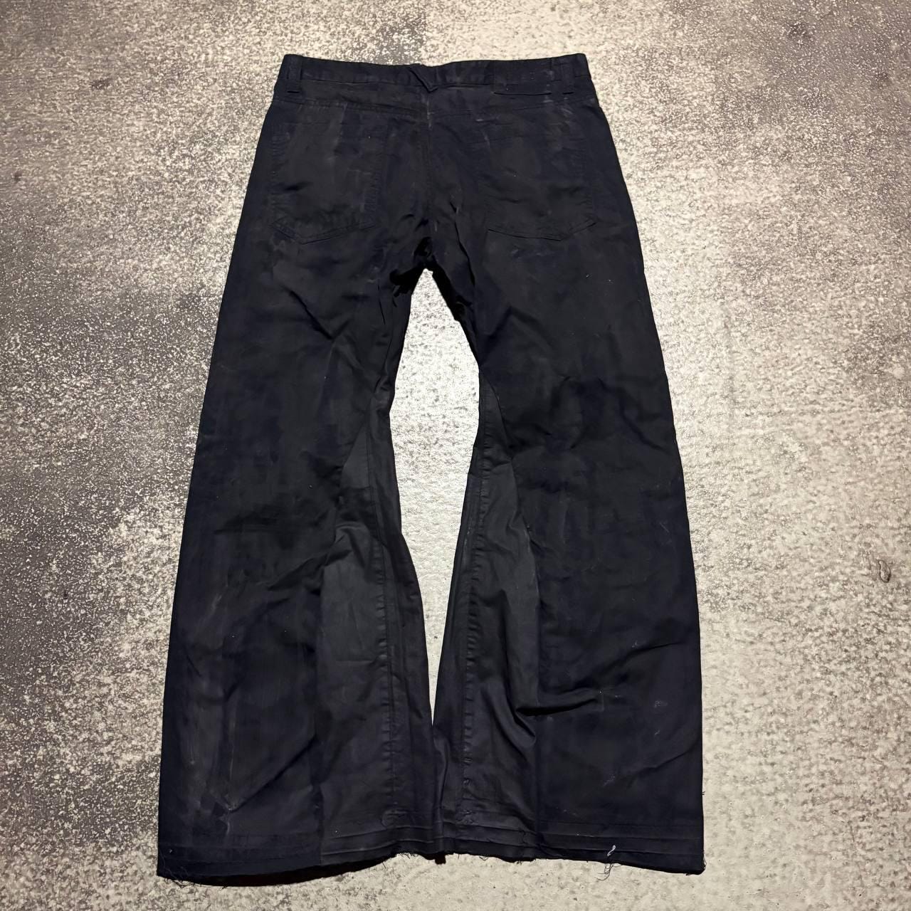 Ręcznie robione, czarne, malowane, rozszerzane jeansy: spodnie gotyckie w stylu grunge z 2000 r.