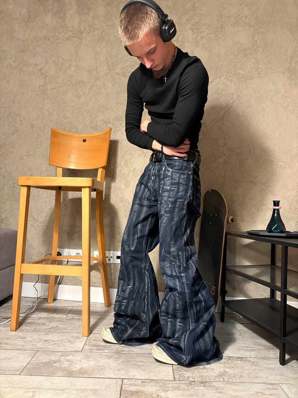 Spodnie z szerokimi nogawkami w kolorze ciemnoniebieskim, woskowane: ręcznie robiony denim w stylu grunge