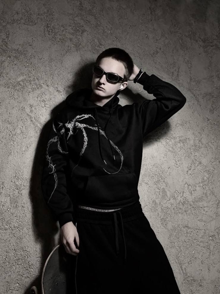 Bluza z kapturem z nadrukiem gotyckiego drutu kolczastego: czarna, grunge'owa odzież uliczna