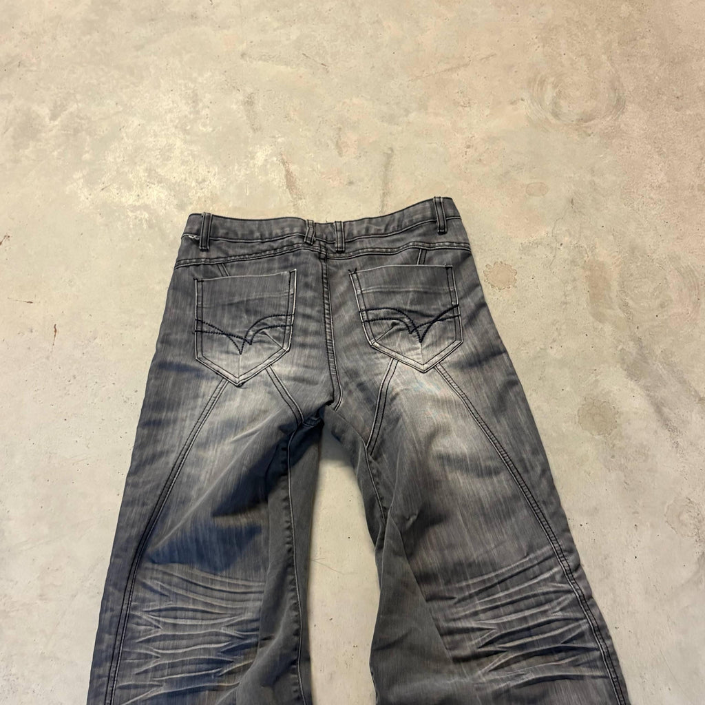 Jeansy z niskim stanem i wyblakłym szarym wykończeniem – ręcznie robione spodnie w stylu grunge z 2000 r.