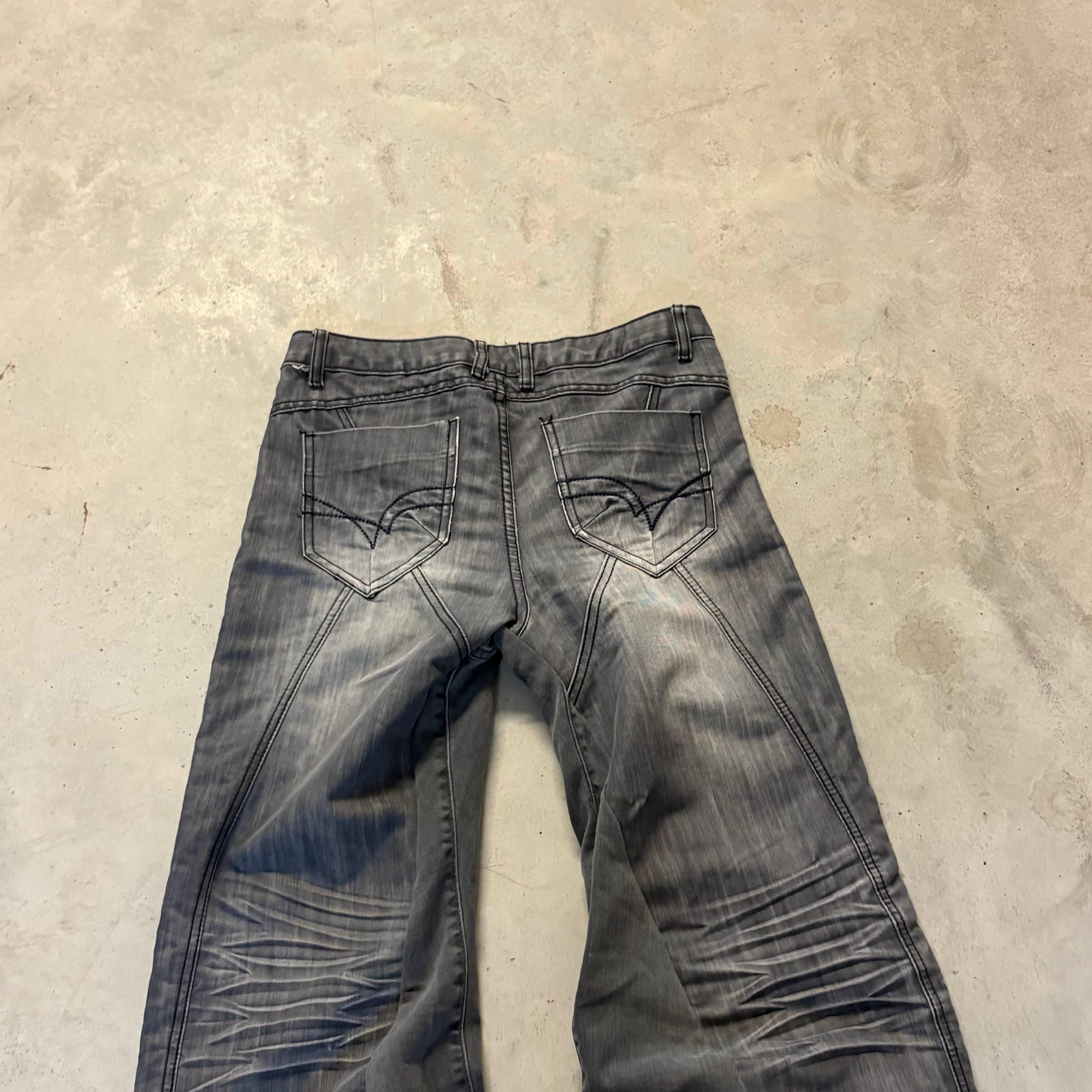 Jeansy z niskim stanem i wyblakłym szarym wykończeniem – ręcznie robione spodnie w stylu grunge z 2000 r.