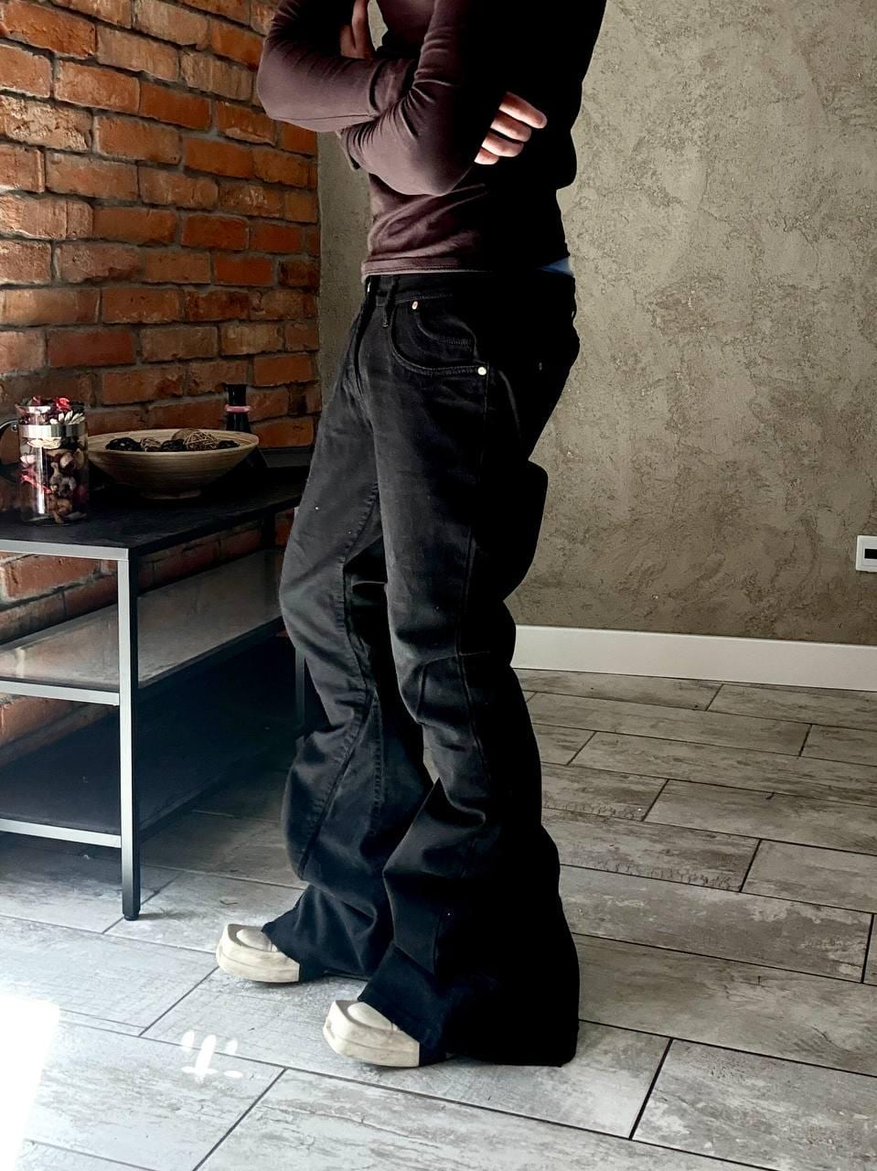 Ręcznie robione czarne rozszerzane jeansy typu baggy: odzież uliczna w stylu gotyckim i punkowym z epoki Y2K