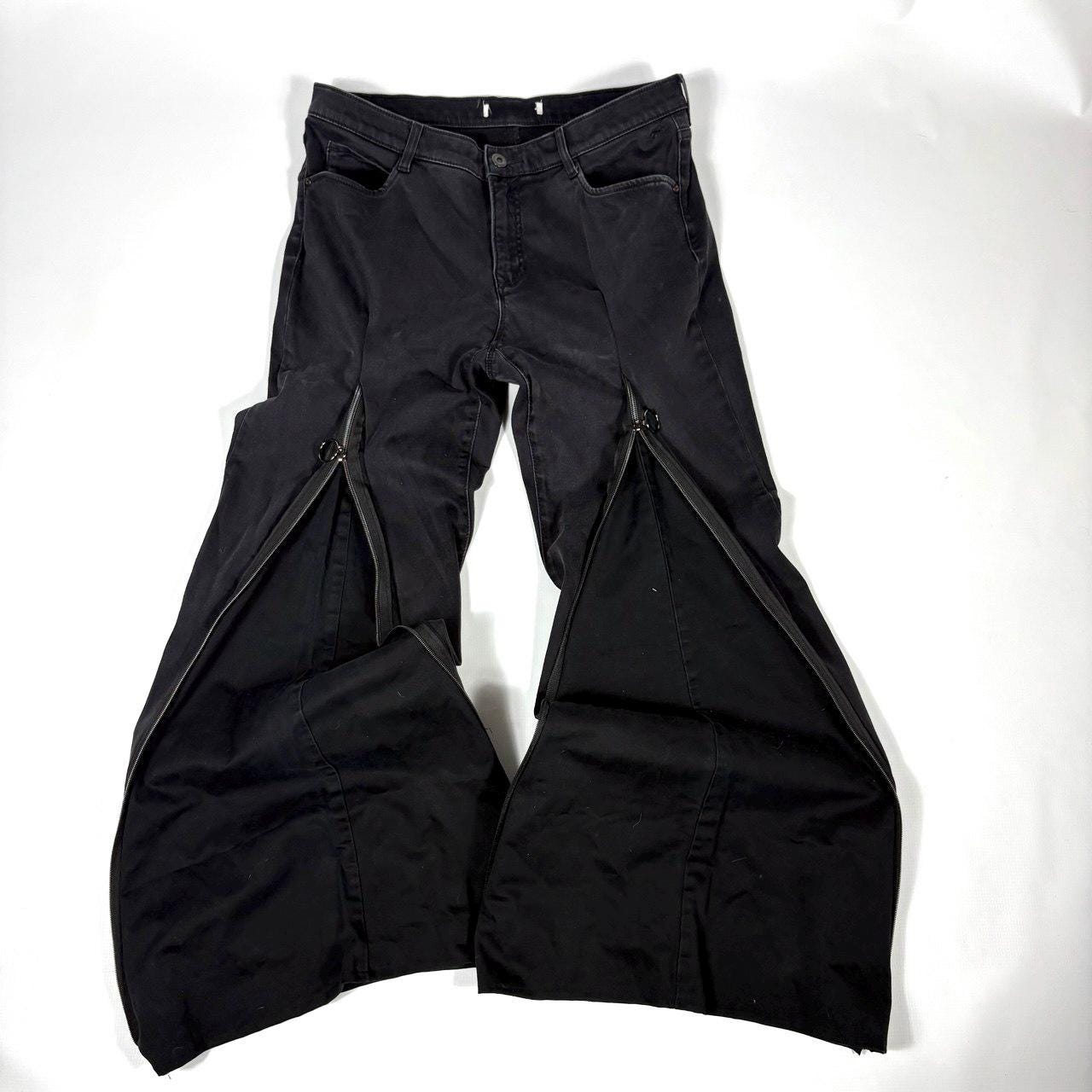 Ręcznie robione czarne rozszerzane jeansy: spodnie z zamkiem błyskawicznym w stylu gotyckim Y2K