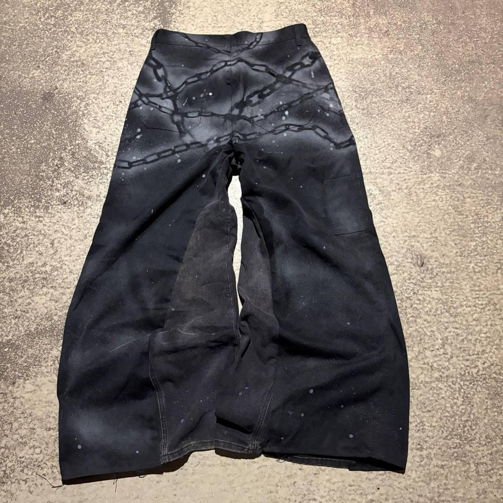 Ręcznie robione dżinsy gotyckie z szerokimi nogawkami: łańcuszki i spraye, spodnie punkowe z recyklingu